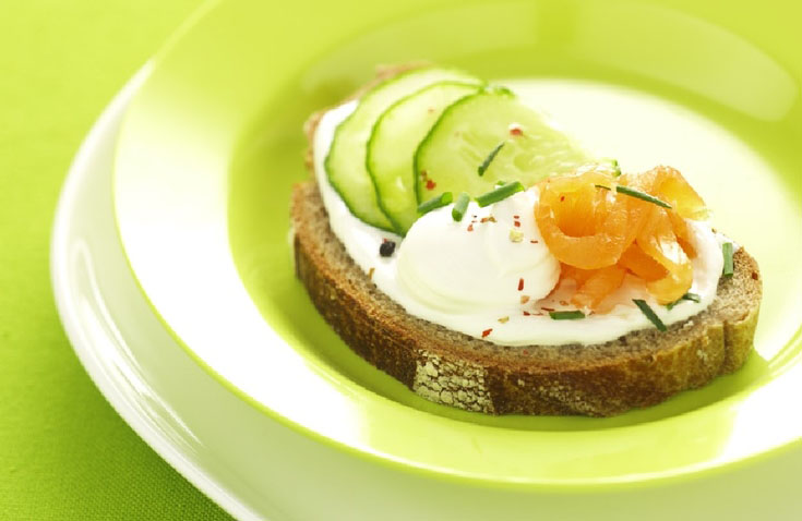 Tartine de saumon et concombre au chèvre frais