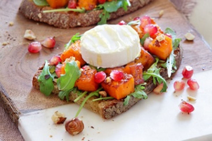 Tartines de patate douce rôtie au miel, roquette et chèvre frais