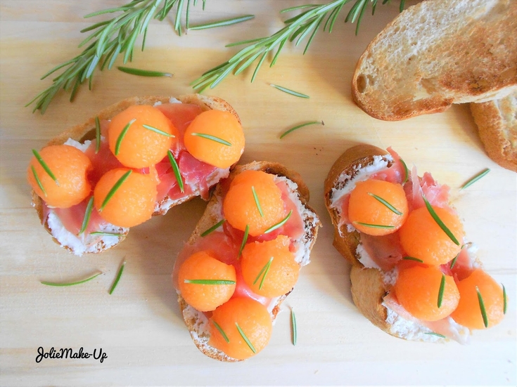 Tartines ensoleillées au chèvre, jambon de pays et melon