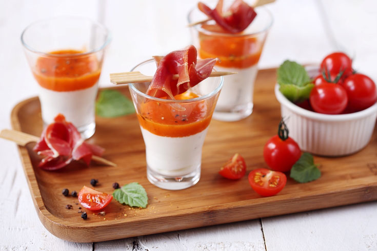 Verrine au yaourt de chèvre nature, gaspacho, menthe et jambon cru