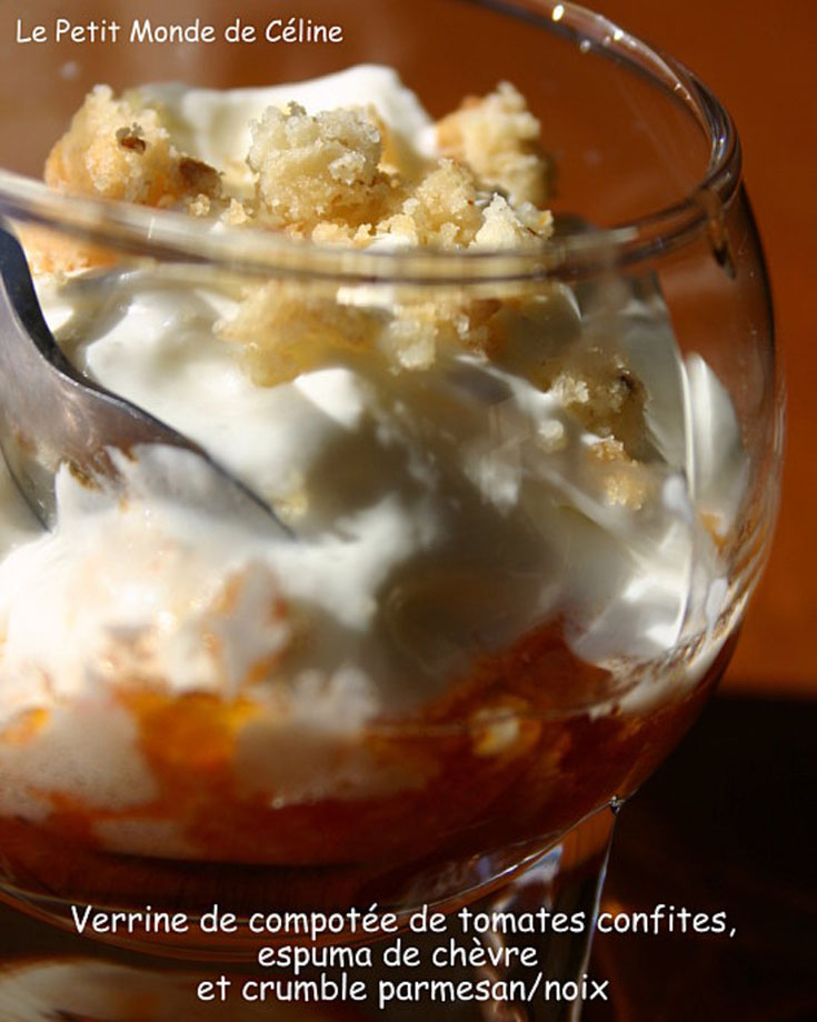 Verrine de compotée de tomates confites, espuma de chèvre et crumble aux noix et parmesan