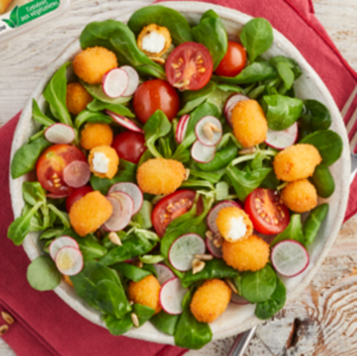 Salade de mâche, tomates, radis et bûchettes créatives de chèvre