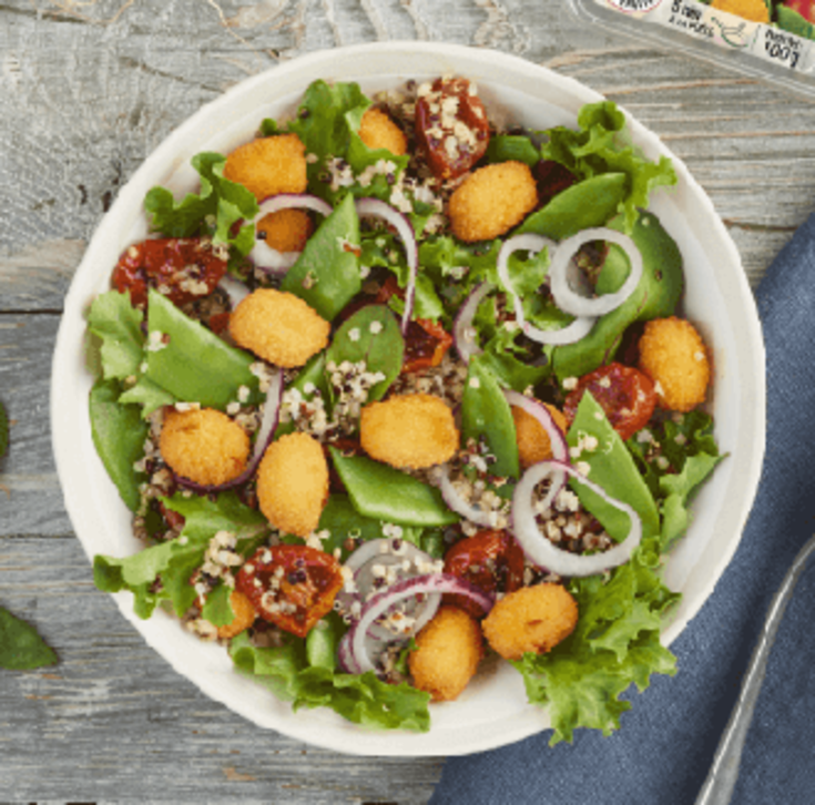 Salade de pois gourmands, quinoa, tomates séchées et croustillants de chèvre