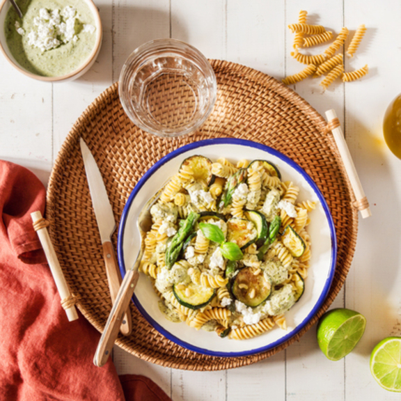 Grandes torsades au chèvre frais, courgettes et pesto