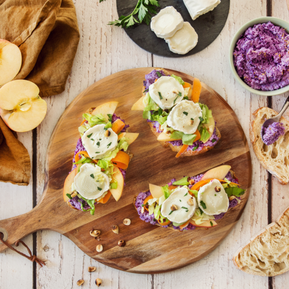 Tartines au caviar de chou rouge, laitue et chèvre