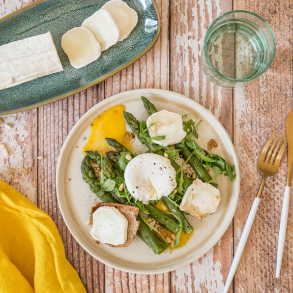 Asperges à l’œuf poché et bûche de chèvre