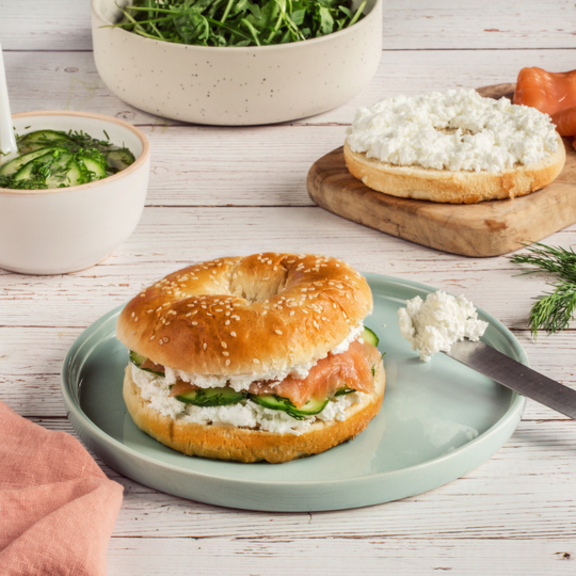 Bagels au fouetté de chèvre, saumon et concombre