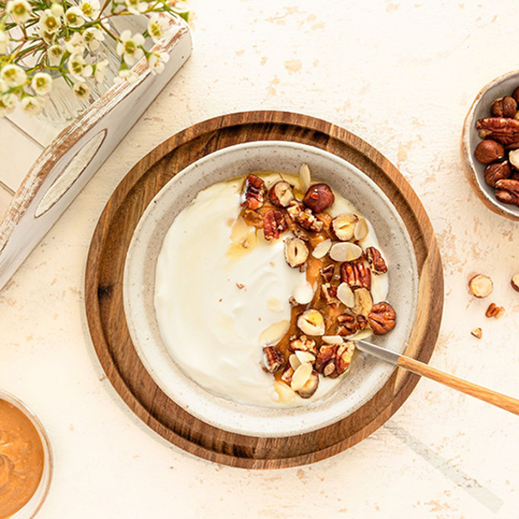 Bowl skyr nature, fruits secs, beurre de cacahuète et miel