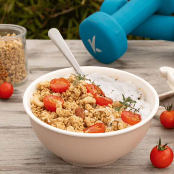 Bowl salé granola, tomate et skyr de chèvre