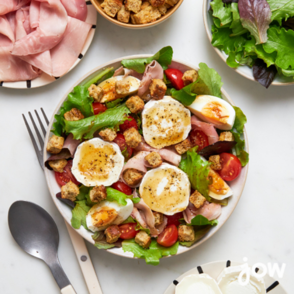 Salade de tomates cerises, jambon, œuf et bûche de chèvre