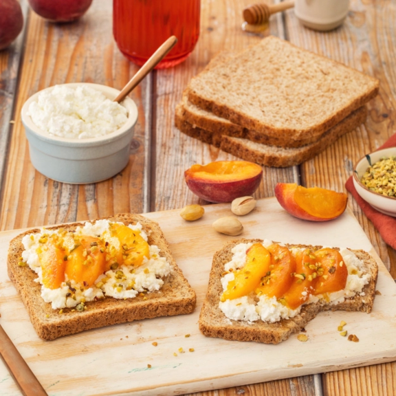Tartines pêches et chèvre
