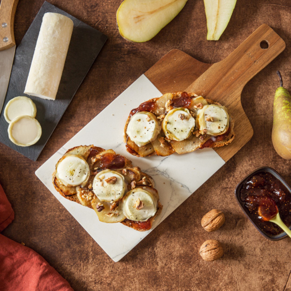 Tartines de poire et bûche de chèvre