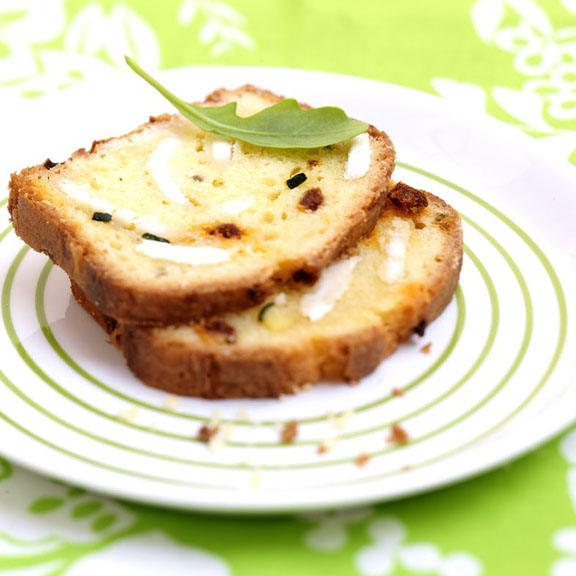Cake au fromage de chèvre, à la courgette et au chorizo