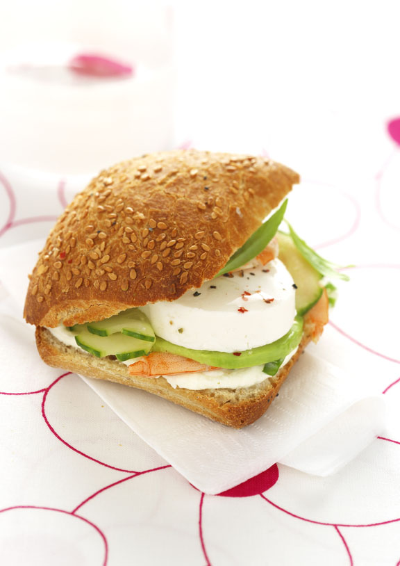 Hamburger au chèvre frais, avocat et crevettes