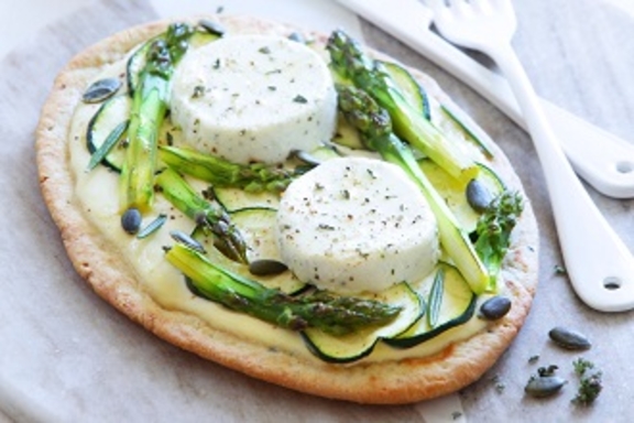 Pizza naan aux courgettes, asperges et chèvre frais