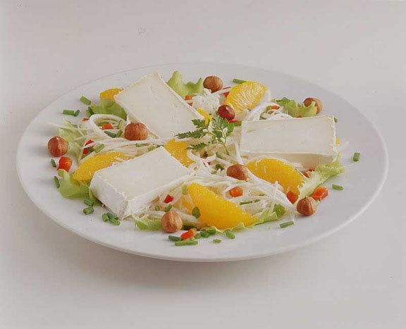 Salade de chèvre aux noix, céleri et orange