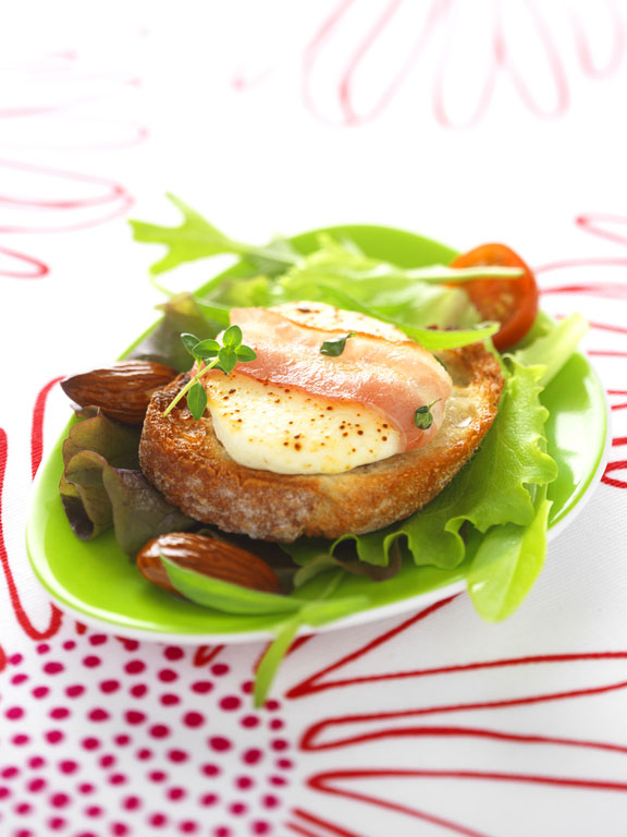 Salade de chèvre chaud au lard , thym et tomates cerises