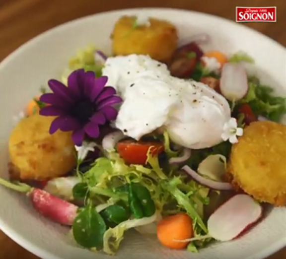 Salade gourmande de chèvre chaud pané, œuf poché et crudités