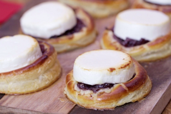 Tartelettes aux oignons caramélisés et aux palets de chèvre