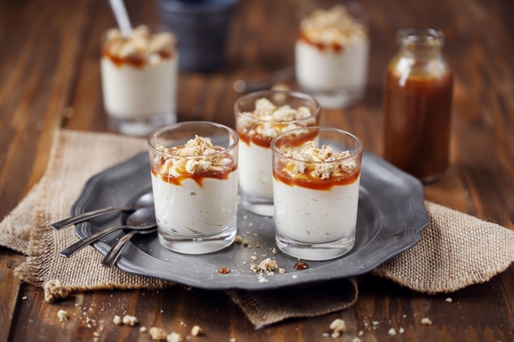 Verrines de mousse vanille, muesli, caramel et crème dessert au chèvre