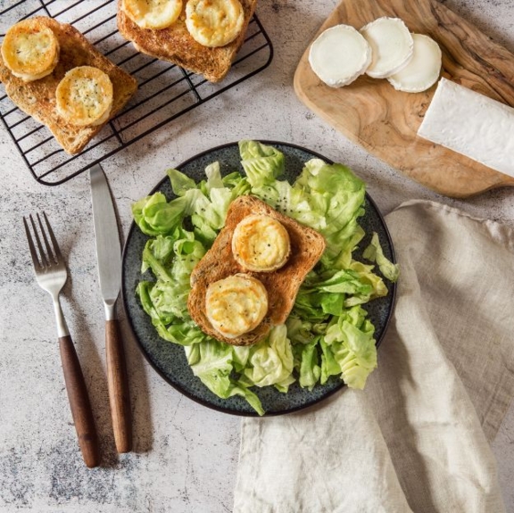 Fromage de chèvre chaud sur salade
