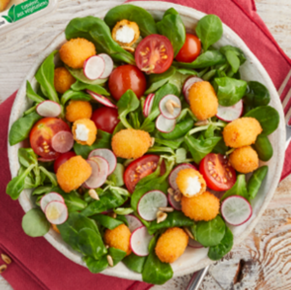 Salade de mâche, tomates, radis et bûchettes créatives de chèvre