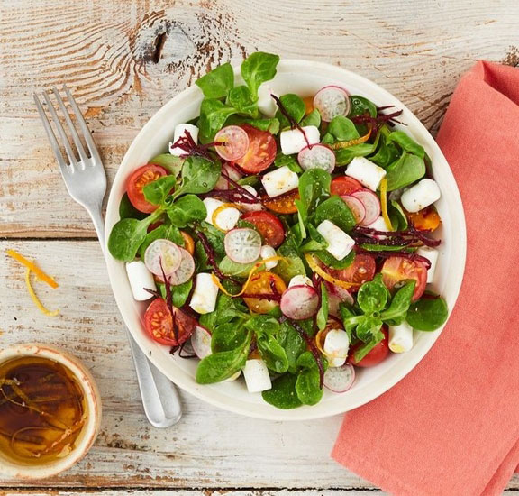 Salade de mâche, tomates, betteraves et bûchettes de chèvre