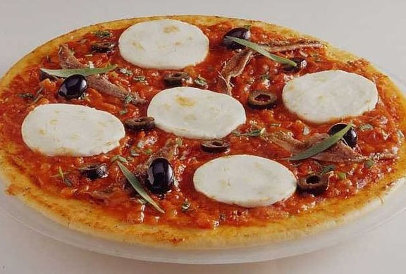 Pizza au fromage de chèvre, anchois et olives