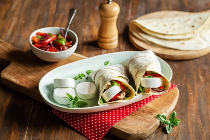 Wraps chèvre frais, légumes marinés et émincés de poulet