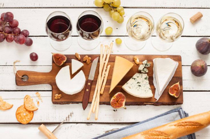 Planche de fromage accompagnée de vin rouge ou de vin blanc