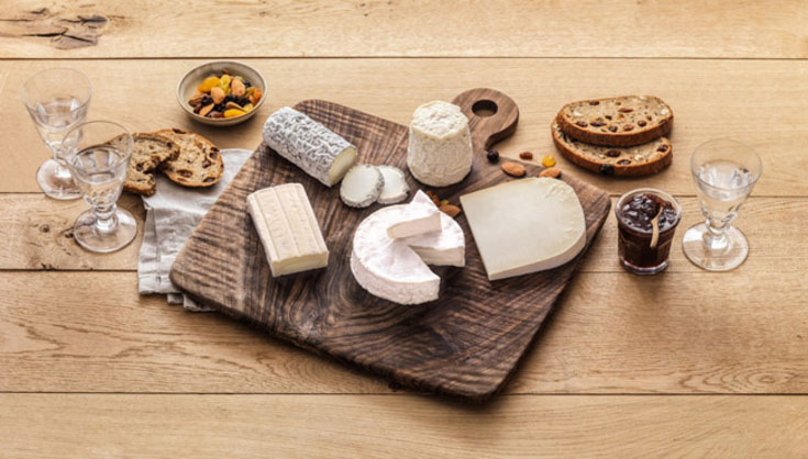 Planche de fromage accompagné de pain complet, fruits secs et chutney