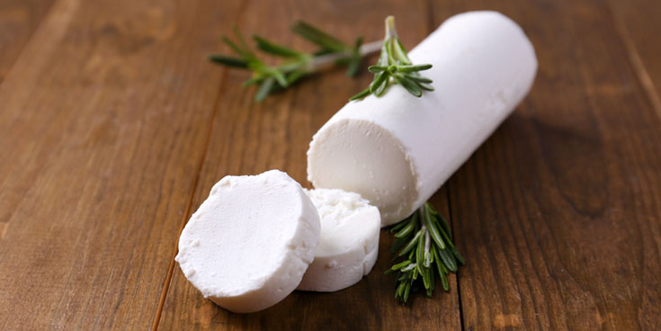 Découpe de la bûche de chèvre frais en rondelles
