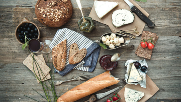 Plateaux de fromages, vin, pain et accompagnements