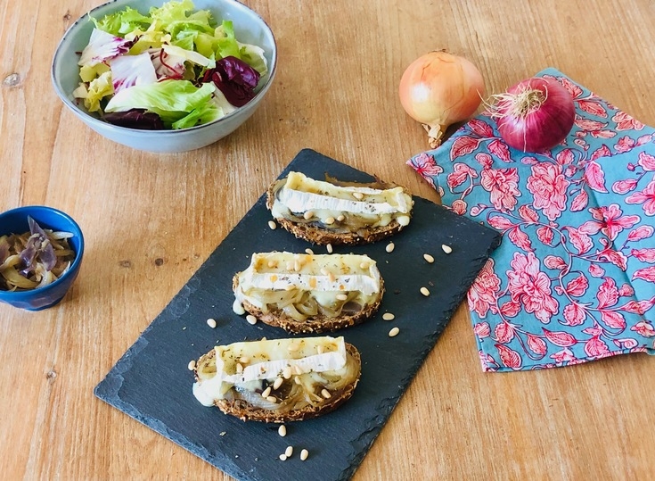 Tartines de chèvre chaud oignons miel et pignons de pain