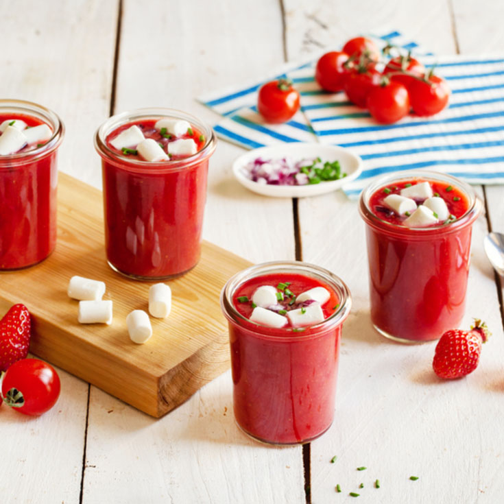 Gaspacho de tomates cerises, fraises et bûchettes de chèvre
