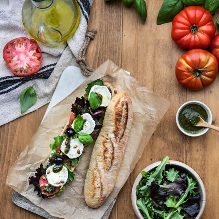 Sandwich au pistou, bûche de chèvre et jeunes pousses douces