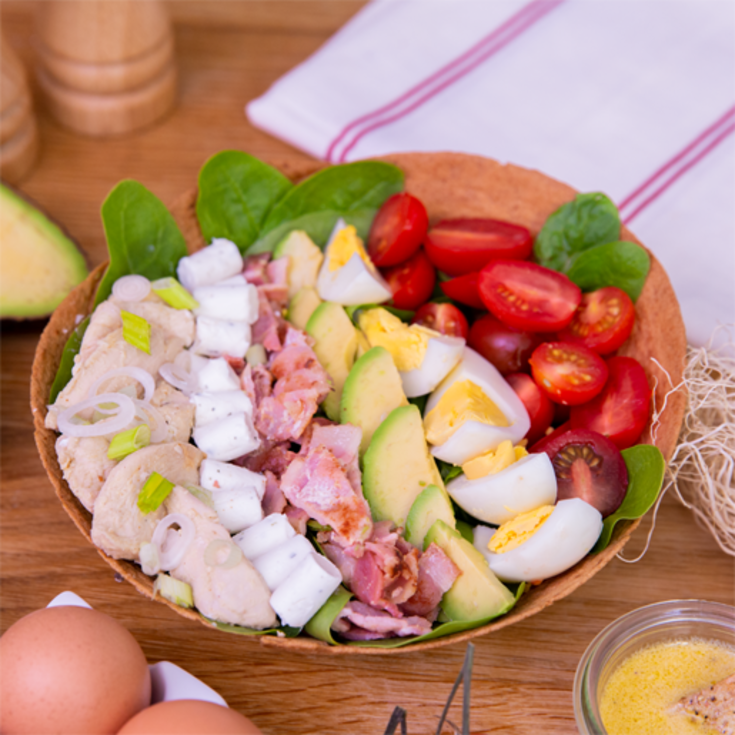 Salade cobb revisitée aux pousses d'épinards, poulet mariné et mini-bûchettes de chèvre Ail et Fines Herbes