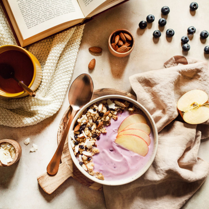 Bowl au brassé de chèvre myrtille et granola