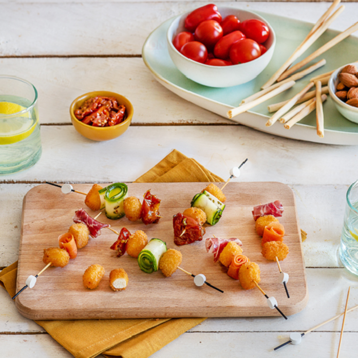 Brochettes apéritives de chèvre, carottes, tomates, courgettes et coppa