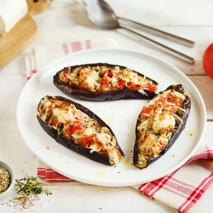 Aubergines farcies au chèvre, oignons caramélisés au miel, tomate et thym