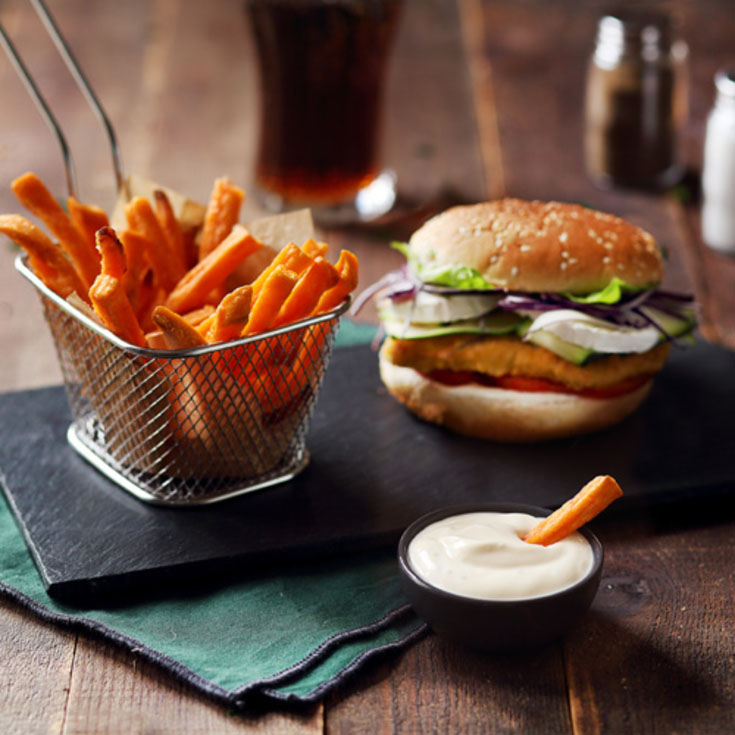 Burger de dinde et chèvre, frites de patate douce, sauce wasabi & fromage blanc de chèvre