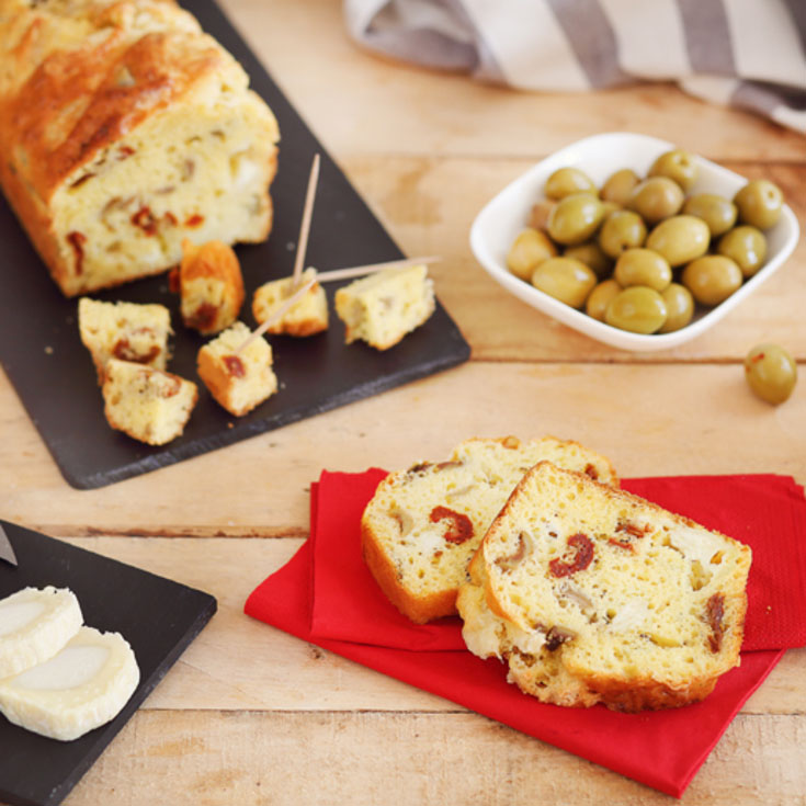 Cake aux tomates séchées, olives et fromage de chèvre