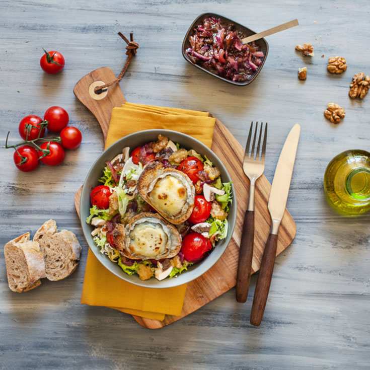 Salade traditionnelle de chèvre chaud, pesto de noix, tomates, champignons et oignons