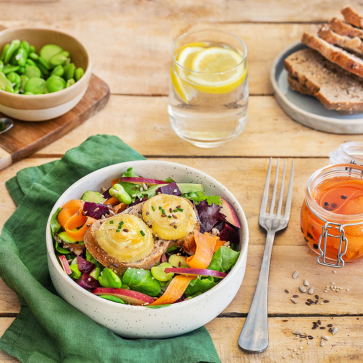 Salade végétarienne de chèvre chaud, carottes, betterave et fèves