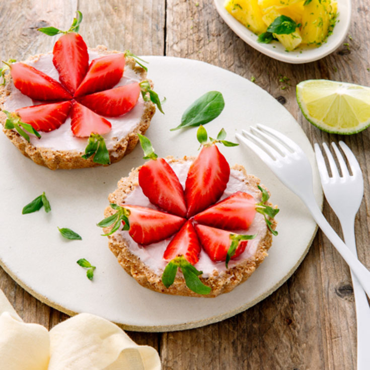 Tartelette sans cuisson aux fraises basilic et yaourt brebis mûre-framboise