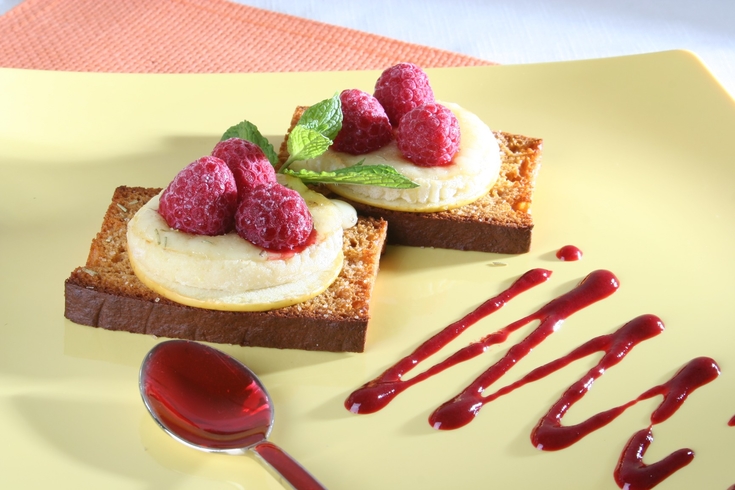 Toasts de pain d'épices au chèvre et coulis de fruits rouges