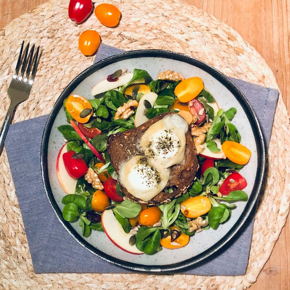 Salade de chèvres chauds, tomates, pommes et noix