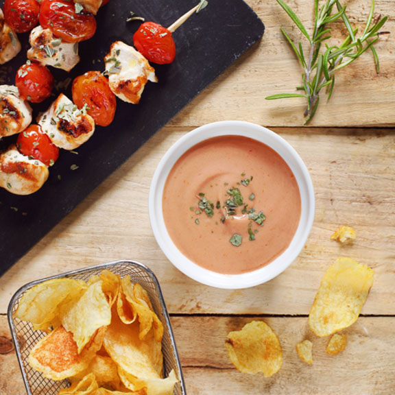 Brochettes de poulet et sauce barbecue au yaourt au chèvre