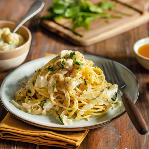 Spaghettis au chèvre et oignons caramélisés au miel