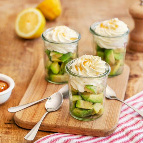 Verrines d'avocat à la mousse de chèvre et au miel